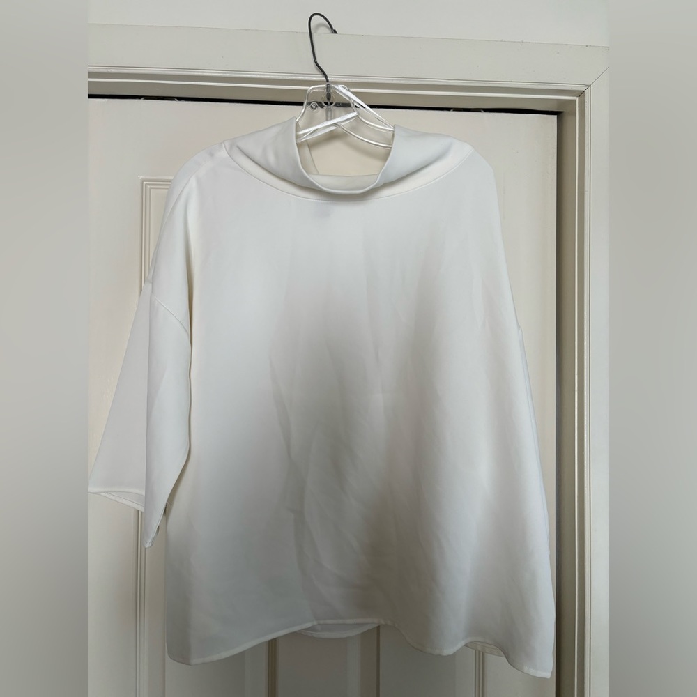 Beautiful excellent condition boxy blouse. Interesting different collar.